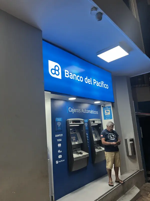 Retirer du cash aux Galapagos